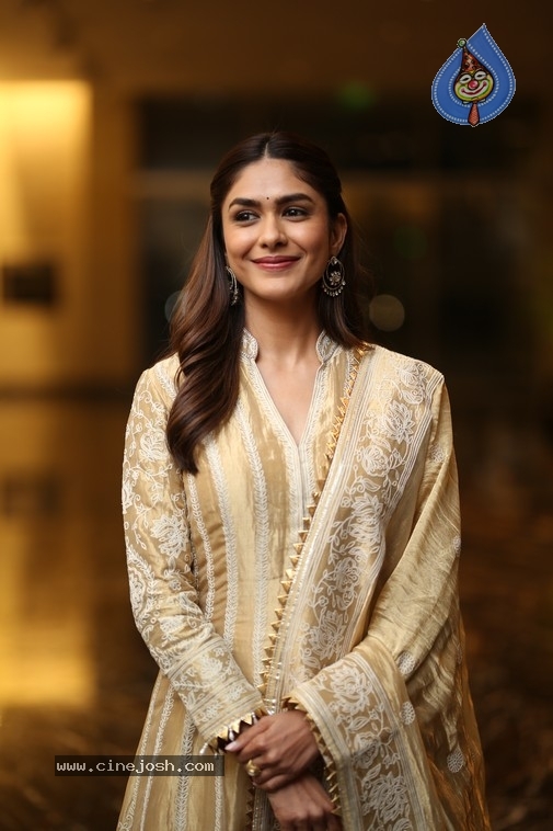 Mrunal Thakur Photos - 5 / 18 photos