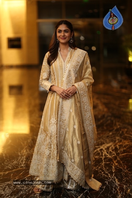 Mrunal Thakur Photos - 14 / 18 photos