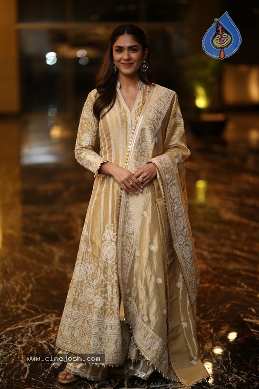 Mrunal Thakur Photos - 18 / 18 photos