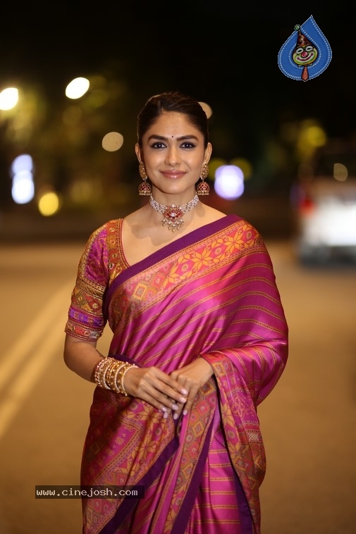 Mrunal Thakur Photos - 4 / 7 photos