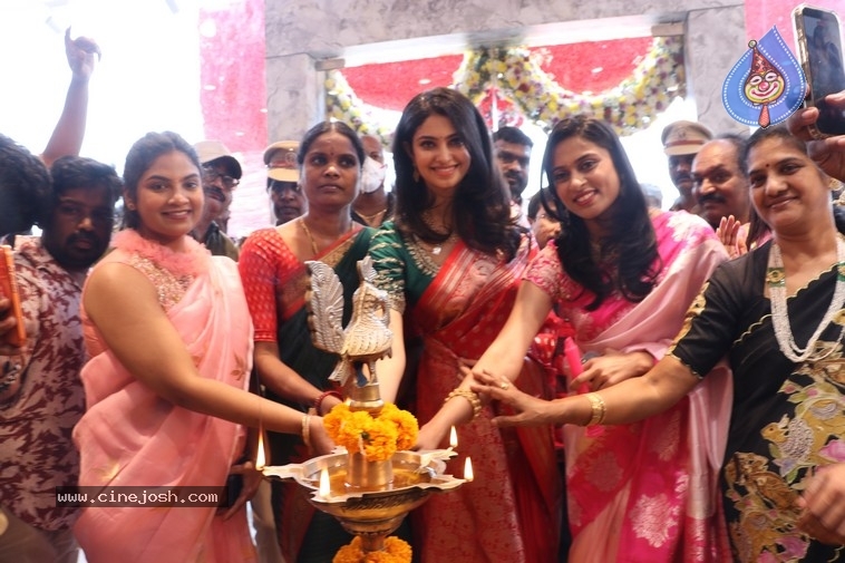 Manasa Varanasi Launches Anutex Mall - 1 / 21 photos