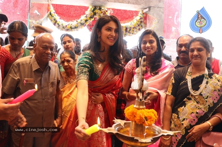 Manasa Varanasi Launches Anutex Mall - 15 / 21 photos