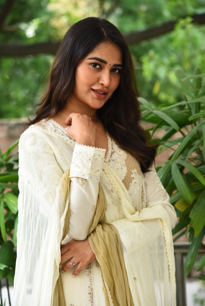 Dhashvika Kinthalli Photos