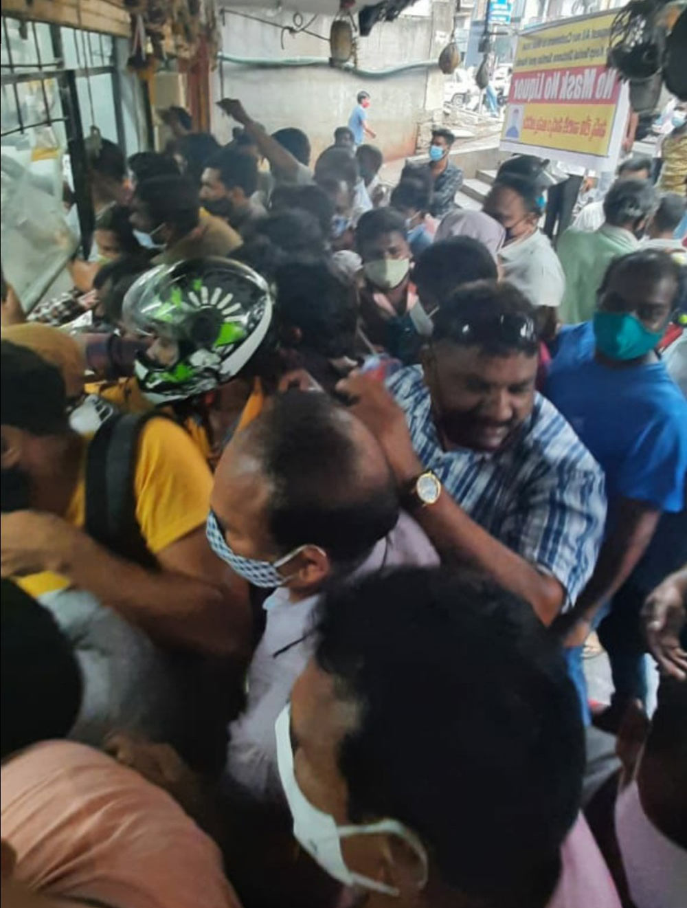 lockdown effect,telangana,wines shops  తెలంగాణలో లాక్ డౌన్ పెట్టిన గంటలోపే..