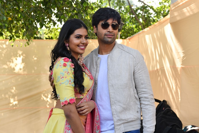 adivi sesh,shivani rajasekhar,2 states,latest,update  అమెరికాలో శేష్, రాజశేఖర్ కూతురు..!