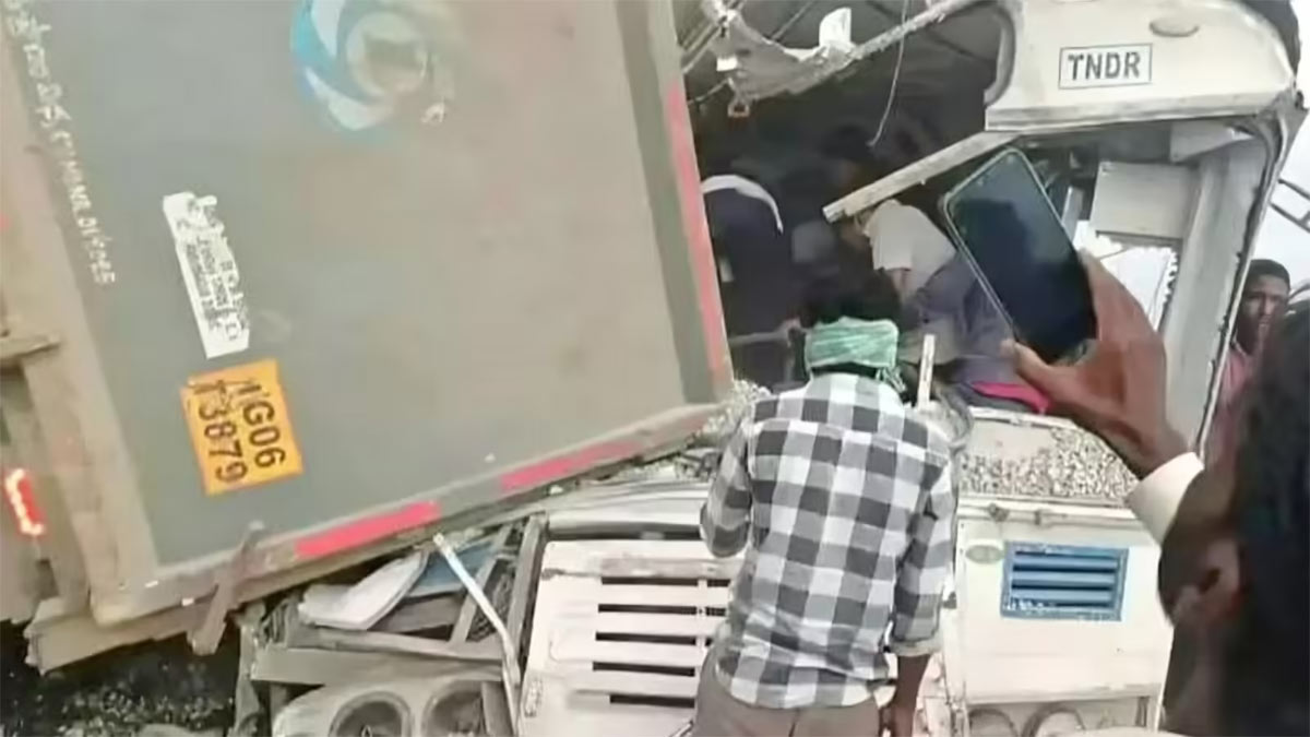 telangana  రంగారెడ్డి జిల్లాలో ఘోర రోడ్డు ప్రమాదం 