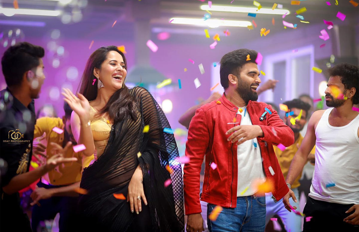 anasuya,rashmi,sreemukhi,special song,pradeep machiraju,30 rojullo preminchadam elaa  ప్రదీప్ కోసం హాట్ యాంకర్స్ రంగంలోకి దిగారు