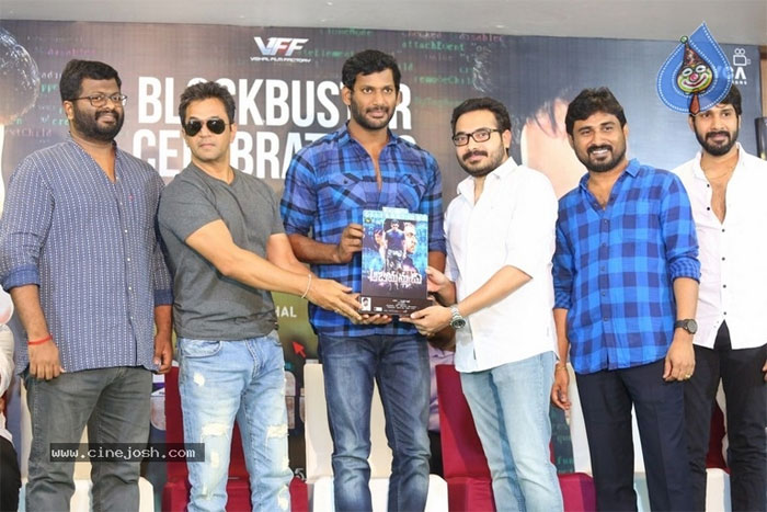 vishal,farmers,blockbuster celebrations,abhimanyudu,arjun,mithran,hari  బ్లాక్‌బ‌స్ట‌ర్ సెల‌బ్రేష‌న్స్‌ లో 'అభిమ‌న్యుడు'!