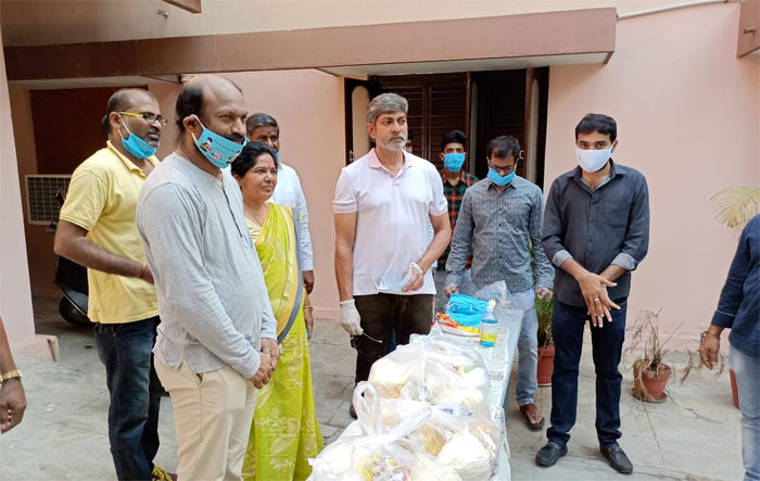 jagapathi babu,donation,daily essentials,cine workers,jaggu bhai  జగపతిబాబు నిత్యావసర సరుకుల పంపిణీ