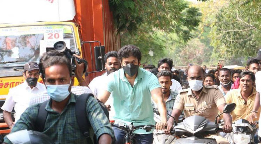 hero vijay,tamil nadu assembly,elections,vijay cycled his way,polling booth,cast his vote  సైకిల్ మీద సెన్సేషన్