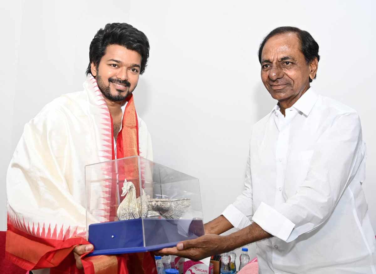 actor vijay,kollywood hero,vamsi paidipalli,mp santosh kumar,telangana cm kcr,cm kcr  కేసీఆర్ ని కలిసిన కోలీవుడ్ హీరో విజయ్ 