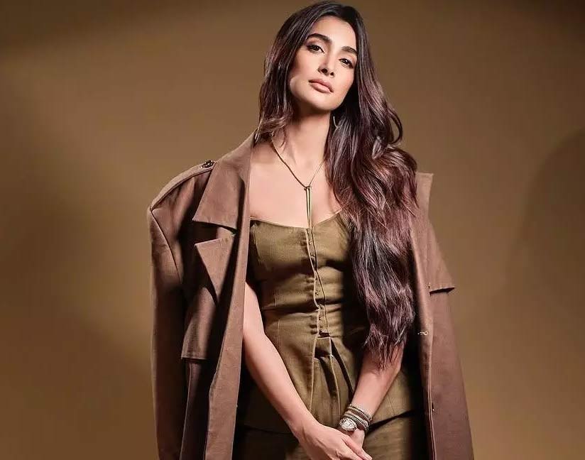 pooja hegde  బుట్టబొమ్మ మనసు దోచిన  వారసుడు!