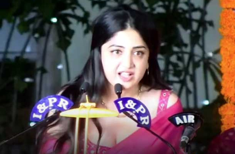 poonam kaur,telangana bidda,actress poonam kaur,womens day celebrations,raj bhavan  పూనమ్.. పబ్లిగ్గా ఎందుకు ఏడ్చేసింది