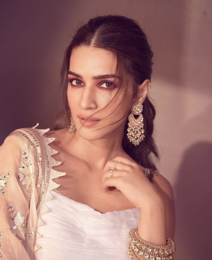 adipurush,adipurush heroine,kriti sanon,janaki,kriti sanon photoshoot  ఆదిపురుష్ జానకి అదిరిపోయే ఫోటో షూట్