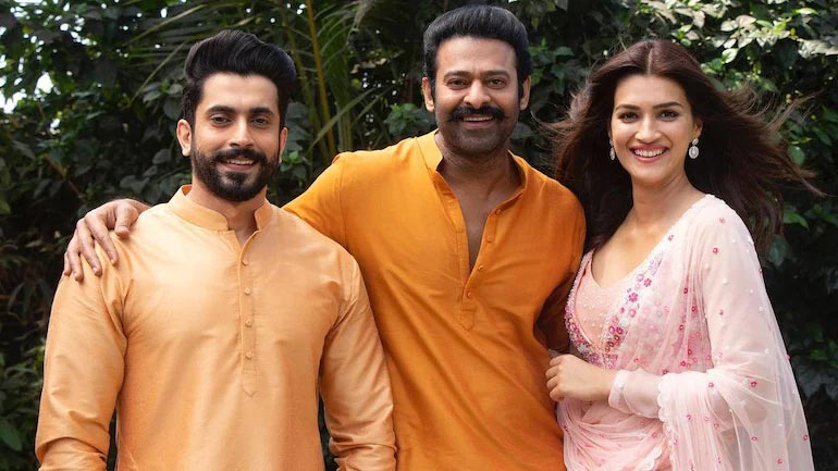 adipurush movie,adipurush pan india film,om raut,prabhas,kriti sanon,adipurush team to land in hyderabad,adipurush team shifted hyderabad  హైదరాబాద్ కి షిఫ్ట్ అయిన ఆదిపురుష్ టీం