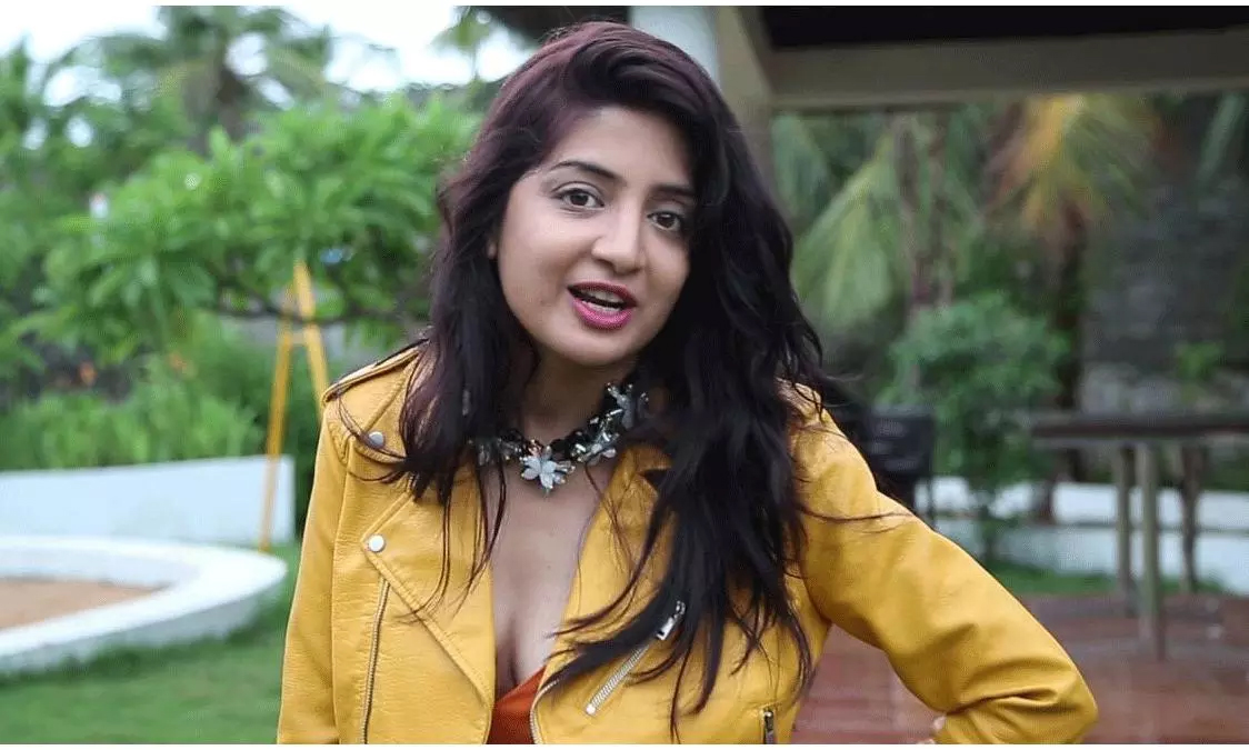 poonam kaur  పూనమ్ కౌర్ కి సలహాలిస్తున్నారు 