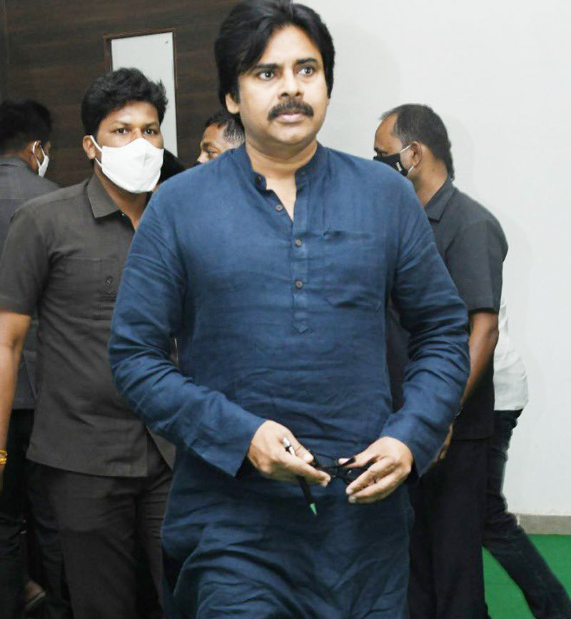 power star pawan kalyan,ak remake,ayyappum koshiem,rana,krish,hari hara veeramallu movie,harish shankar - pawan combo,pawan kalyan  ఏకే రీమేక్ కోసం కదులుతున్న పవన్ 