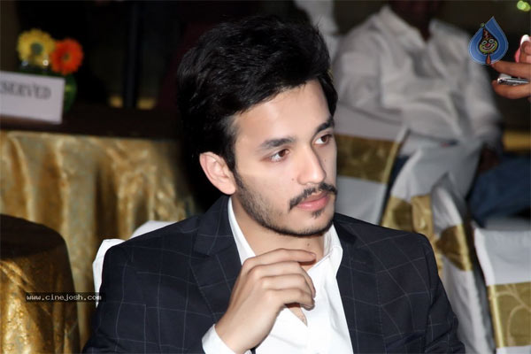 akhil,sukumar,abhishek pictures  అఖిల్ నిజంగా అదృష్టవంతుడే!