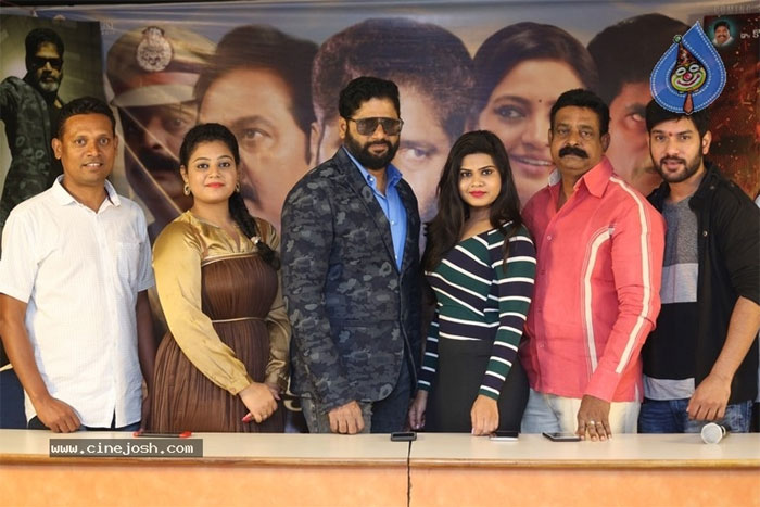 akkadokaduntadu,movie,success meet,details  అక్కడొకడు.. కూర్చోబెట్టేస్తున్నాడంట..!