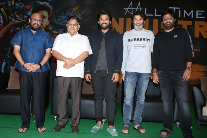 trivikram srinivas,allu arjun,allu aravind,special,interview,ala vaikunthapurramloo,success  ‘అల వైకుంఠపురములో’.. చిరు ముందే చెప్పారట!