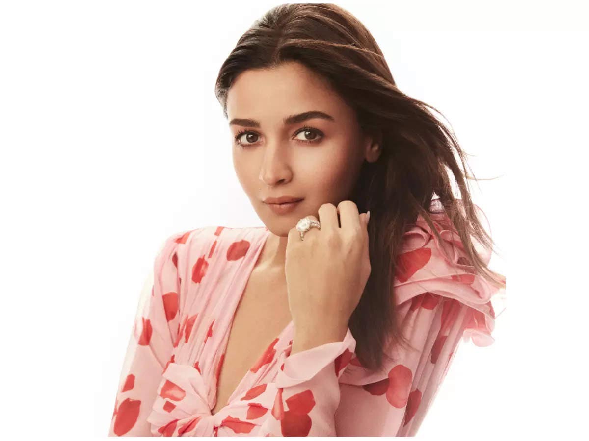 alia bhatt  సీక్రెట్ గా ఫొటోస్ తియ్యడంపై అలియా ఫైర్  