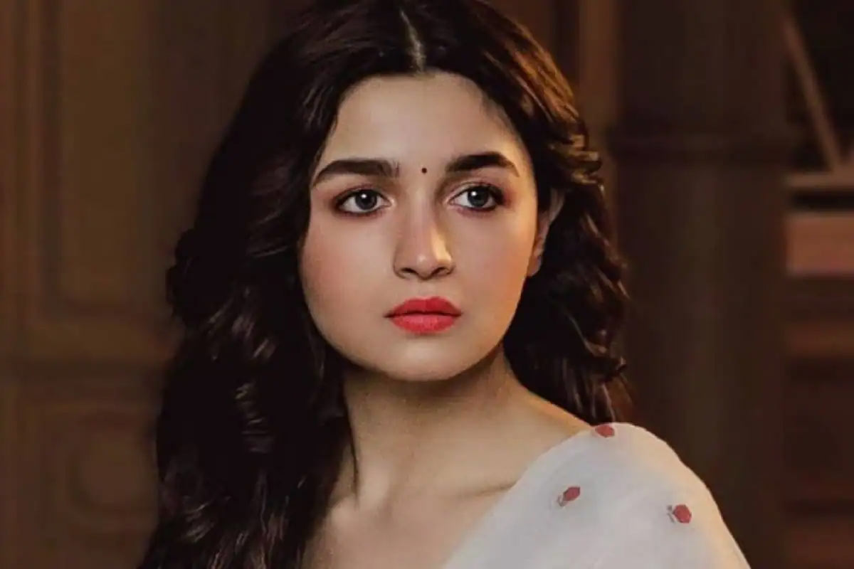 alia bhatt,rrr movie,alia confirms,tested,positive,covid-19  RRR కి అలియా కష్టాలు