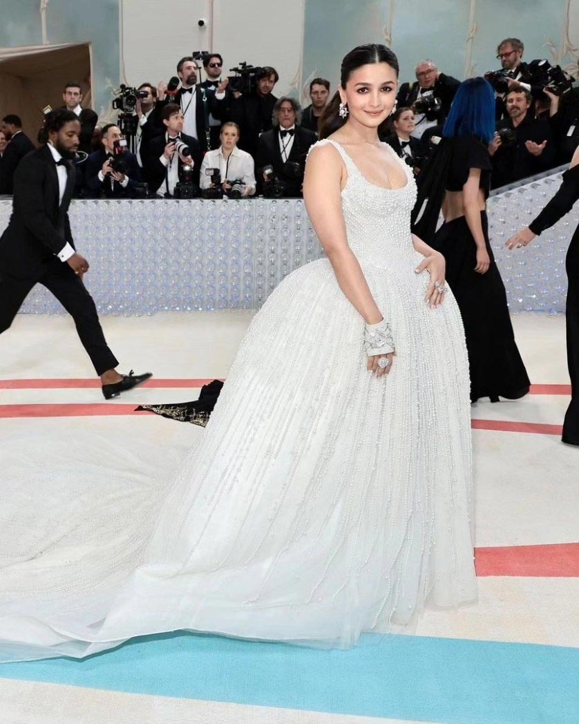 alia bhatt,met gala outfit  అలియా గౌన్ అదిరిందమ్మా..