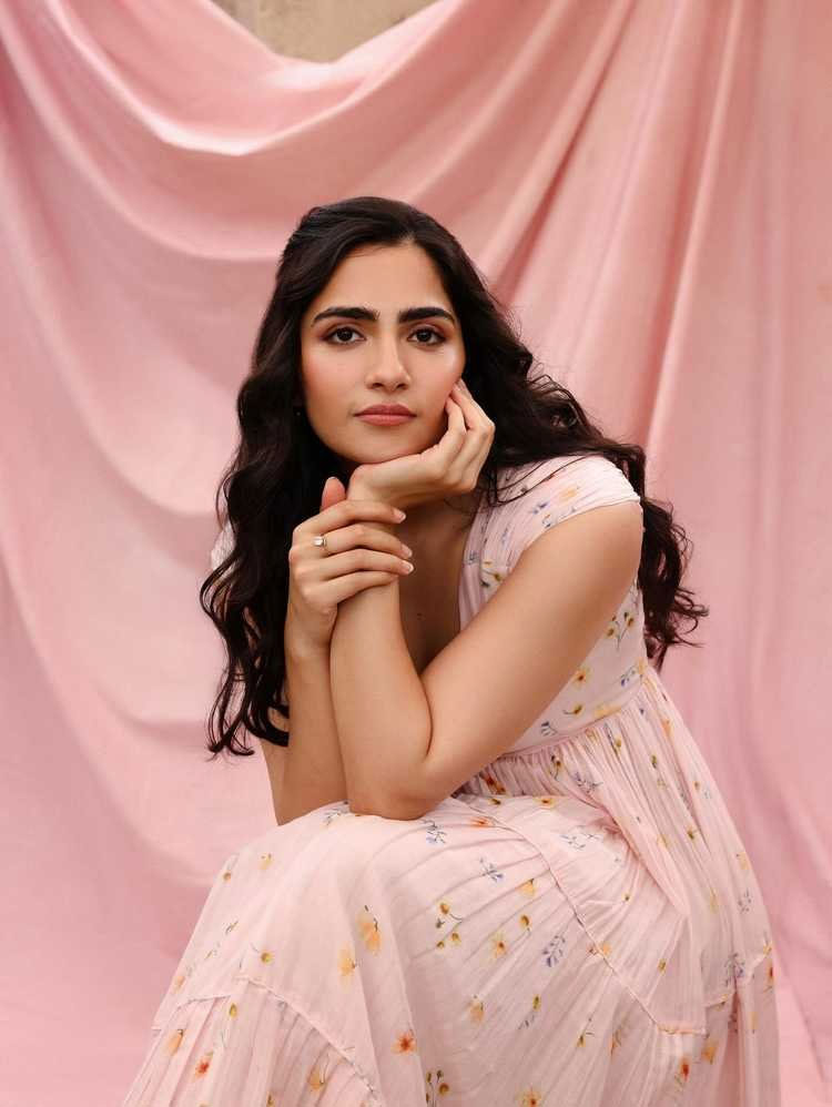 rukmini vasanth  అందరి చూపు రుక్మిణి పైనే 