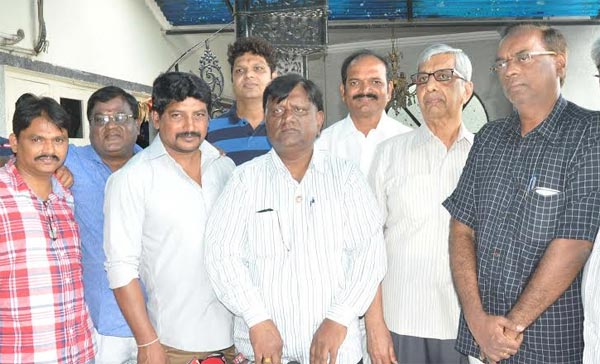 allani sridhar,telangana film chamber of commerce,murali mohanrao  తెలుగు ఫిలిం ఛాంబర్ ను రెండు భాగాలుగా చేయాలి!