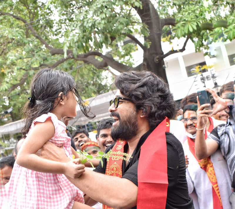 allu arjun,geetha arts office,allu arha  వినాయకుడి నిమజ్జనంలో అల్లు అర్జున్