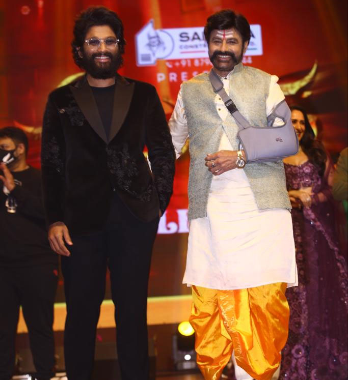 allu arjun,balakrishna,akhanda pre release event,akhanda movie  అఖండ తెలుగు సినిమాకు వెలుగునివ్వాలి: బన్నీ 