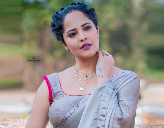 anasuya bharadwaj,vijay devarakonda,anchor anasuya  అదను చూసి అనసూయ పంచ్
