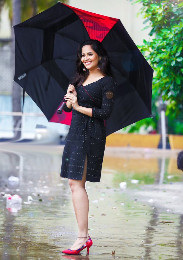 anausya,umbrella,anasuya hot photos,jabardasth,anasuya latest photo  గొడుగు కాదు..గొడుగు 'క్రింద' ఎవరున్నారు?