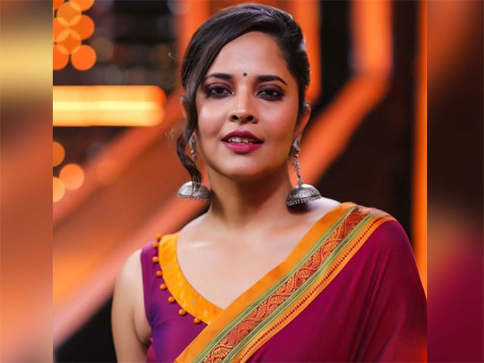 mega fans,anchor anasuya,fire,rangasthalam,challenging roles  అనసూయ అలా అందేంటి?