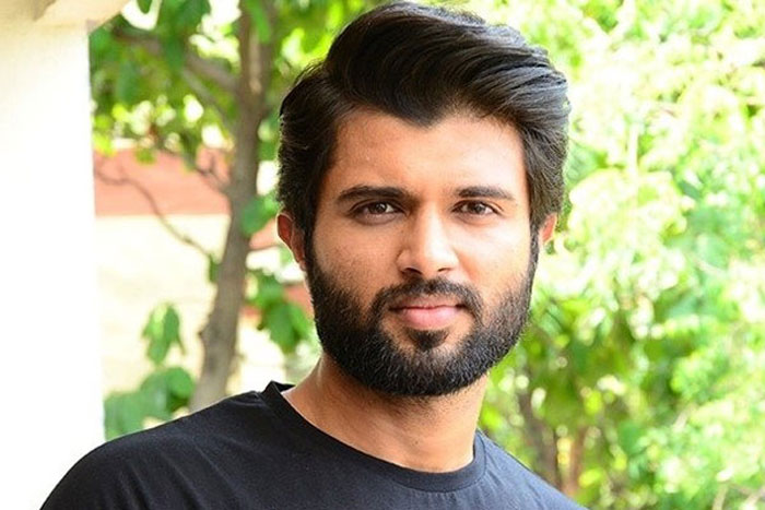 vijay deverakonda,anty fans,trolling,social media  విజయ్‌తో యాంటీ ఫ్యాన్స్ ఆడేసుకుంటున్నారుగా!