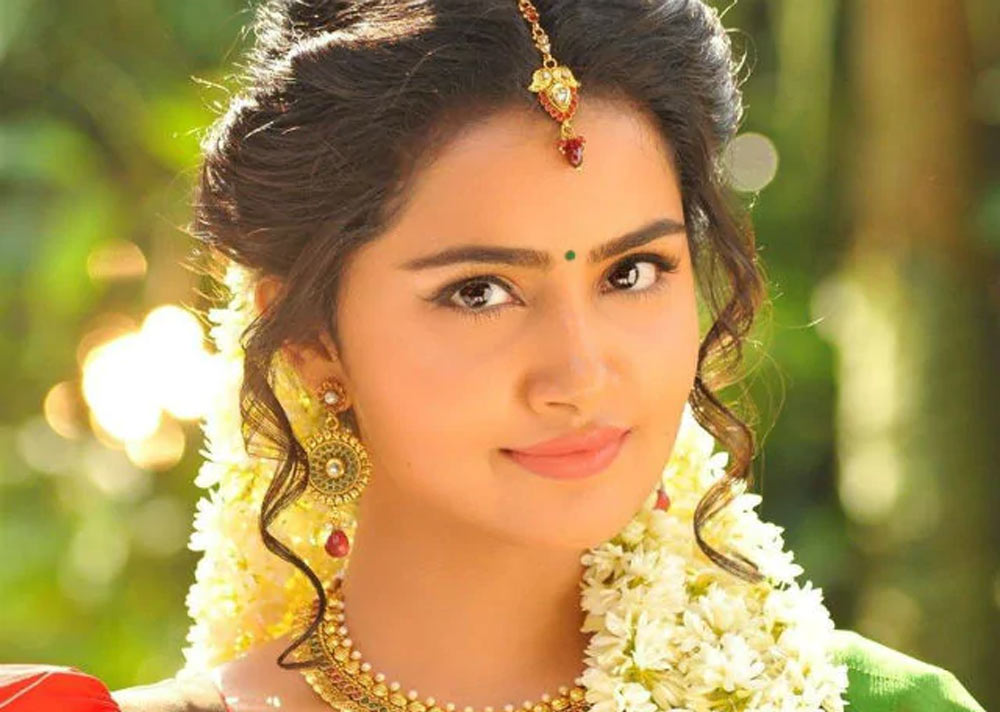 anupama parameswaran,pawan kalyan,breaks,barriers,pawan fans,sorry,vakeel saab  పవన్ ఫాన్స్ కి అడ్డంగా దొరికి.. సారీ చెప్పింది