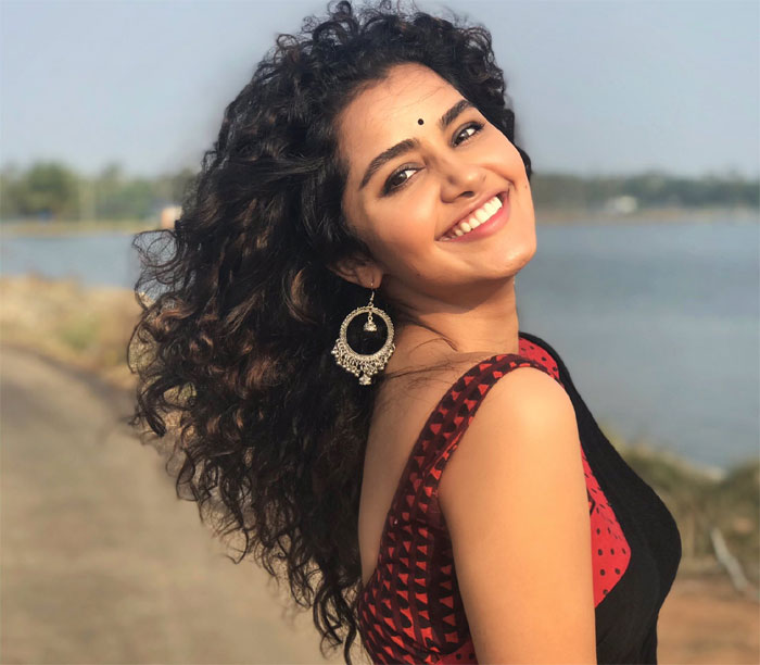 anupama parameswaran,happiness,shooting,heroine,netizen  అనుపమ నిత్య సంతోషానికి కారణం ఇదే!