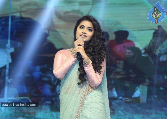 anupama parameswaran,vunnadhi okate zindagi,vunnadhi okate zindagi audio launch,anupama parameswaran telugu speech  తెలుగు హీరోయిన్స్ కూడా అలా చేయలేరేమో?