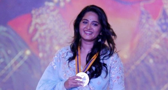 anushka,anushka shetty,behindwoods gold medals 2018,prabhas shoulders,walking  నడిచింది నేను కాదు.. దేవసేన: అనుష్క! 