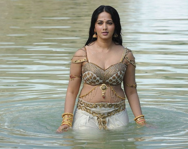 anushka,bahubali,senior heroine anushka,anushka retirement  అనుష్క టైమ్ అయిపోతుందా..! 