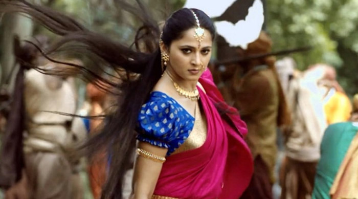 anushka shetty,devasena,baahubali movie,anushka personal staff,heroine anushka  అనుష్క కేమైంది..!