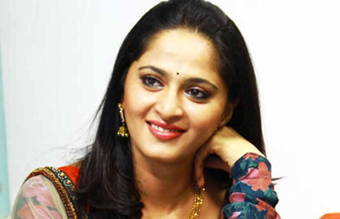 anushka,suffering,back pain,kerala,treatment  మన అనుష్కకి ఆ ప్రాబ్లమ్‌ అంట..!