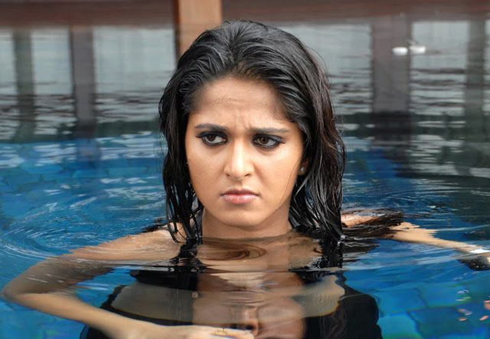 anushka shetty,bikini show,billa movie,traditional heroine,glamour heroine  వాళ్ళ అమ్మ చెప్పింది విని షాకయిన అనుష్క