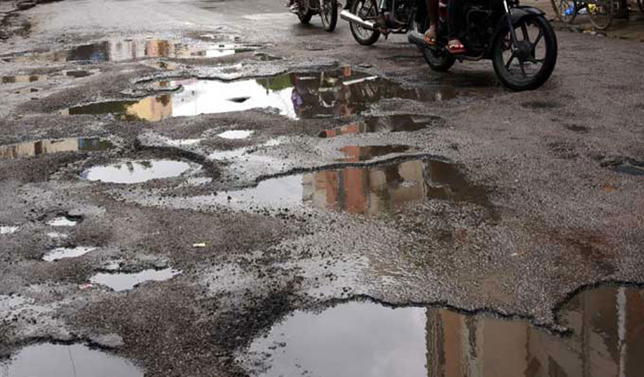 ap roads  ఎవరొచ్చినా మారని ఏపీ ముఖ చిత్రం 