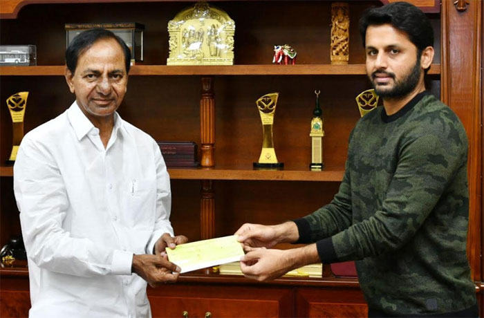 nithiin,10 lakh cheque,cm kcr,telangana,corona virus  సీఎంకు రూ. 10 ల‌క్ష‌ల చెక్‌ అంద‌జేసిన నితిన్‌