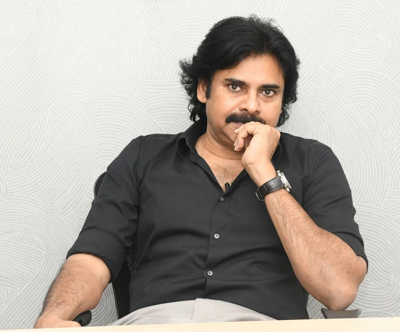 pawan klayan  చివరికి వారాహి దగ్గరే ఆగుతున్నారు 