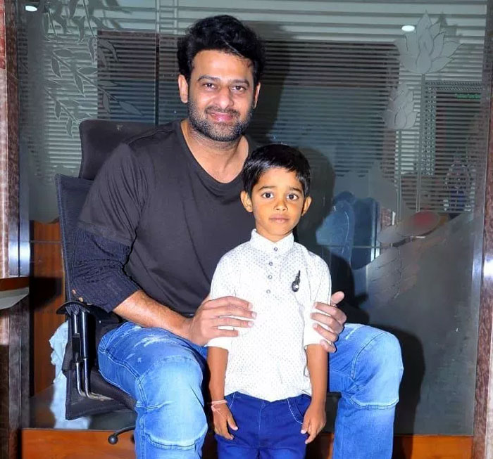 prabhas,prabhas fulfills,little fan,wish,young rebel star  ప్రభాస్‌ని చూసిన ఆ బాల అభిమానిని చూశారా! 