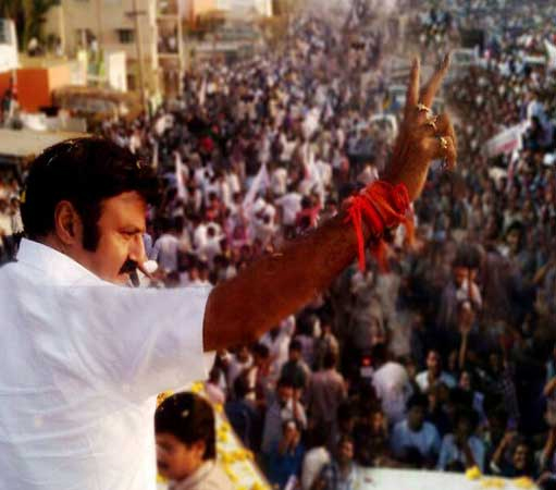 balakrishna,accident,hindupur,car accident,nandamuri hero,karnataka,hyderabad  బాలకృష్ణ కు తృటిలో తప్పిన ప్రమాదం!