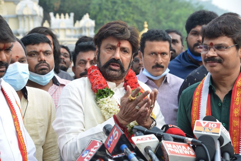 balakrishna,boyapati,akhanda team,kahnda movie,akhanda team visits vijayawada,kanaka durga temple  దుర్గమ్మ సేవలో బాలయ్య బాబు