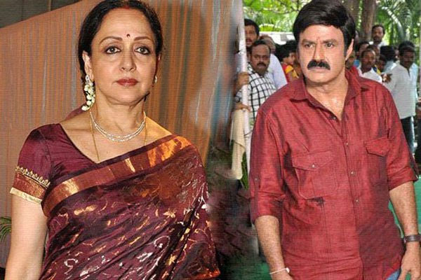 balakrishna,hema malini,gowthami putra satakarni movie,balakrishna gift,lepakshi saree,krish  బాలయ్య, హేమాకు అదిరిపోయే గిఫ్టిచ్చాడు..! 